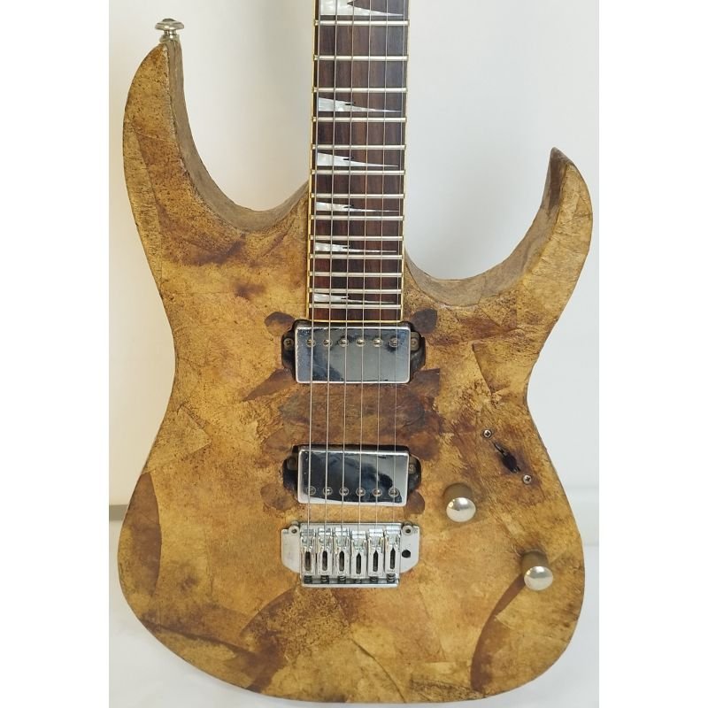 GUITARRA IBANEZ GIO GRG 121DX (CORPO CUSTOMIZADO COM FILTRO DE CAFÉ E COM AUTÓGRAFOS DAS BANDAS GROUNDATION E STEEL PULSE)