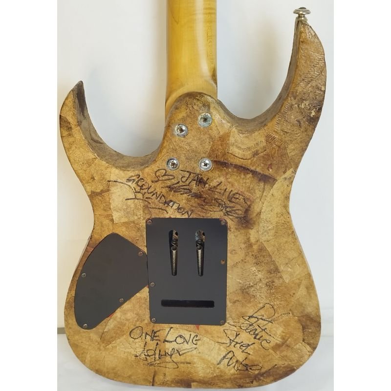 GUITARRA IBANEZ GIO GRG 121DX (CORPO CUSTOMIZADO COM FILTRO DE CAFÉ E COM AUTÓGRAFOS DAS BANDAS GROUNDATION E STEEL PULSE)