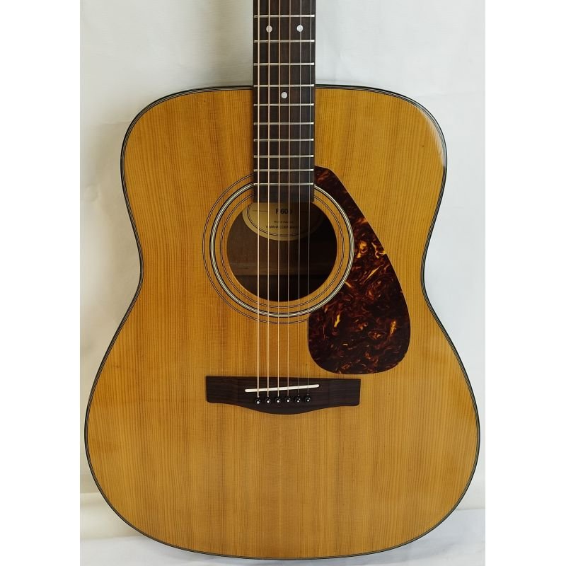 VIOLÃO YAMAHA F600 (TAMPO MACIÇO EM SPRUCE/ CAPTAÇÃO FISHMAN)
